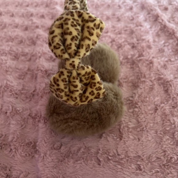 FAUX FUR LEOPARD PRINTED EAR MUFFS - Picture 3 of 3
